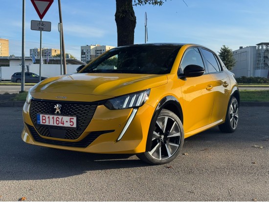 Peugeot e-208 GT