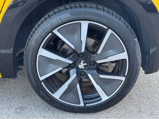 Peugeot e-208 GT